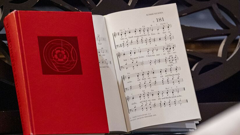 Blick auf Gesangbuch am Klavier im Plenum Blick auf Gesangbuch am Klavier im Plenum