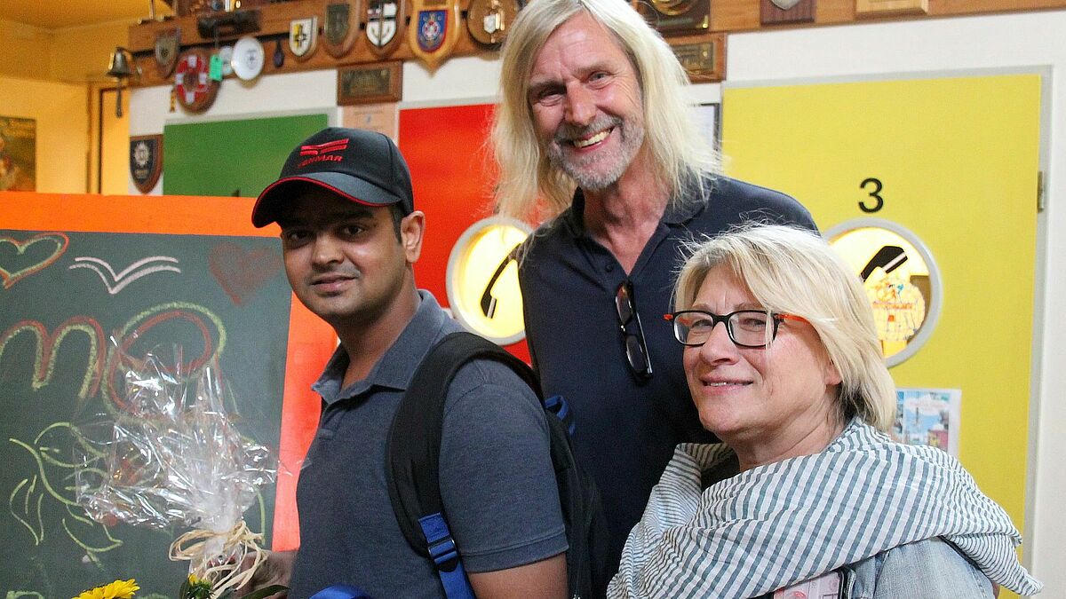 Der millionste Gast im Duckdalben ist Chandrakant Rakshe (l.), hier zusammen mit den Duckdalben-Mitarbeitern Jan Oltmanns und Anke Wibel.