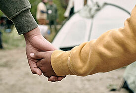 Flüchtlingskinder Hand in Hand 