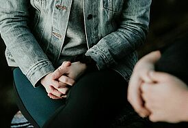 Menschen im Gespräch - gefaltete Hände 