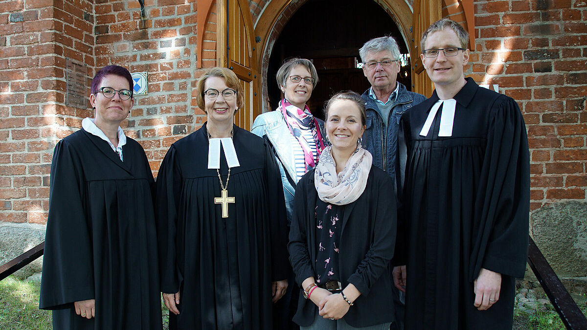 Am Rande des Regionalgottesdienstes am 8. September 2019 in Tessin (v.l.n.r.): Prädikantin Sylvia Schacky (Sanitz), Landesbischöfin Kristina Kühnbaum-Schmidt, die Kirchengemeinderatsmitglieder Katrin Dernovaja, Stefanie Voß und Alfred Sloksnat sowie Pastor Sebastian Gunkel (Tessin). Foto: Nordkirche/Karsten