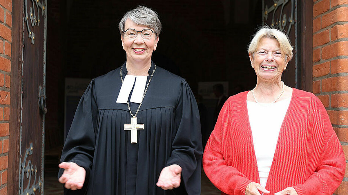 Landesbischöfin Kühnbaum-Schmidt und Präses Hillmann hießen die Gottesdienstbesuchenden willkommen.