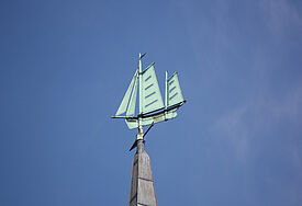 Kirchturmspitze der St. Nicolai-Kirche auf Helgoland (c) Simone Viere