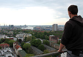Von seinem aktuellen Arbeitsplatz, dem Kirchturm der St. Petrikirche in Altona, blickt Mario Zunk über Hamburg.