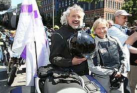 Hamburger Michel und auf den Straßen rund um das Gotteshaus gefeiert. Hamburgs Bischöfin Kirsten Fehrs (re.) war als als Beifahrerin im Konvoi dabei, sie fuhr mit Motorradpastor Erich Faehling (li.)