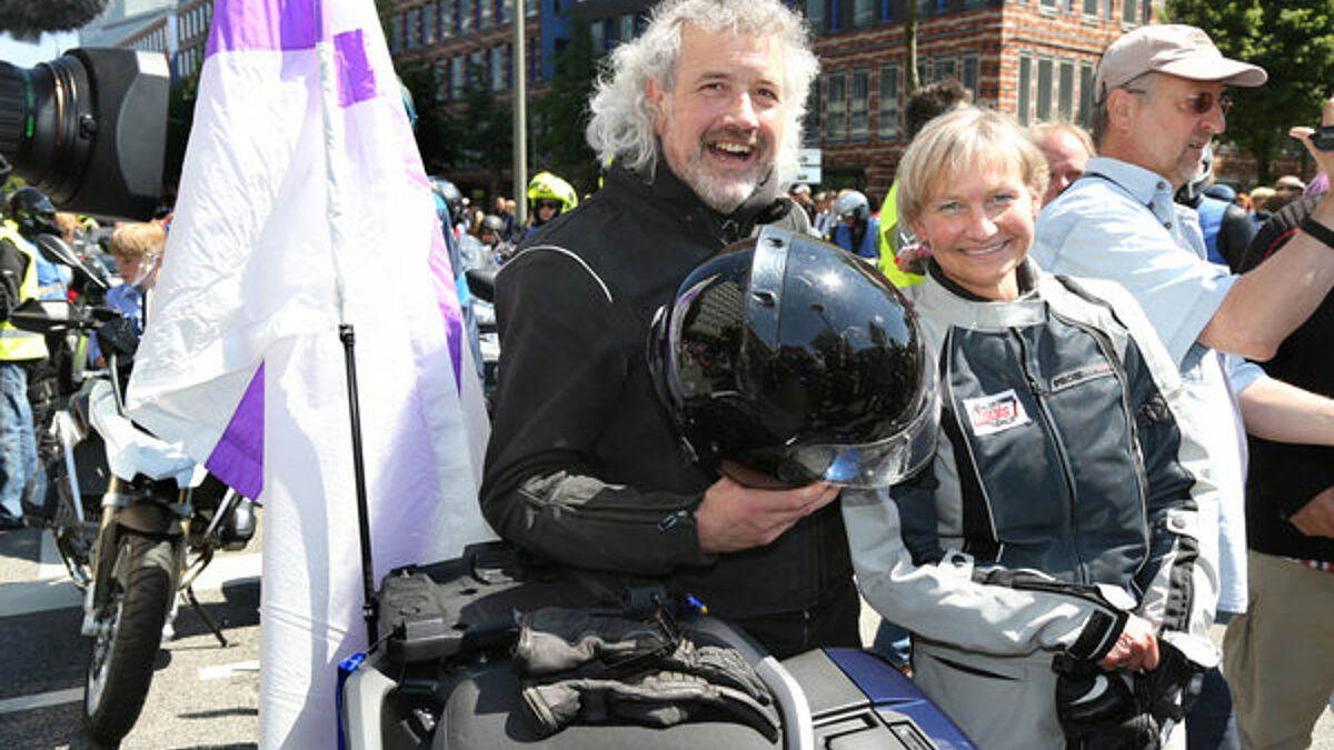 Hamburger Michel und auf den Straßen rund um das Gotteshaus gefeiert. Hamburgs Bischöfin Kirsten Fehrs (re.) war als als Beifahrerin im Konvoi dabei, sie fuhr mit Motorradpastor Erich Faehling (li.) 