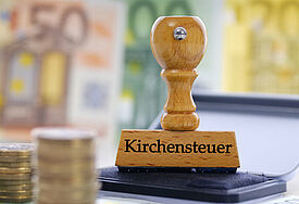 Stempel mit der Aufschrift Kirchensteuer (Symbolbild).