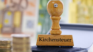 Stempel mit der Aufschrift Kirchensteuer (Symbolbild).