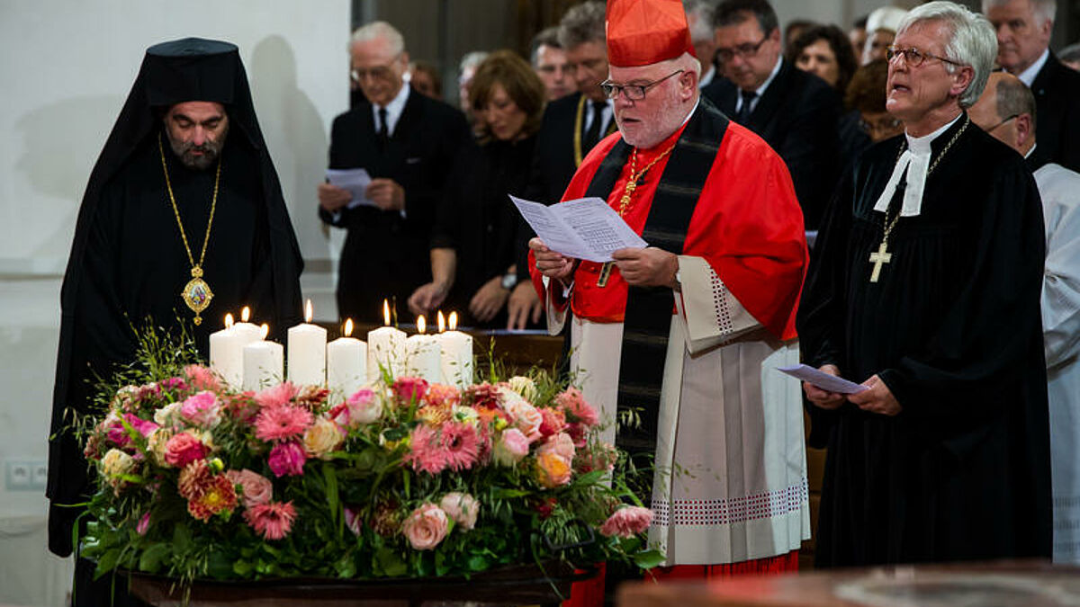 Bei einem Trauergottesdienst am Sonntag (31.7.16) im Münchener Liebfrauendom haben Vertreter von Kirchen und Religionsgemeinschaften, Politik und Gesellschaft der neun Opfer des Münchner Amoklaufs gedacht