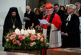 Bei einem Trauergottesdienst am Sonntag (31.7.16) im Münchener Liebfrauendom haben Vertreter von Kirchen und Religionsgemeinschaften, Politik und Gesellschaft der neun Opfer des Münchner Amoklaufs gedacht
