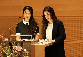 Nadia Murad (links) und ihre Dolmetscherin Hes Sedik während des Vortrags