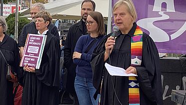 Flüchtlingsbeauftragte Dietlind Jochims bei Mahnwache für Kirchenasyl in Hamburger Innenstadt