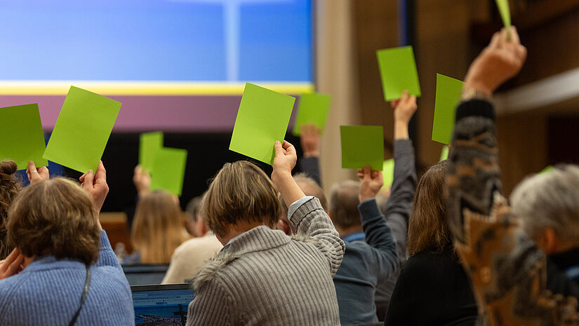 Erhobenen Hände bei einer Abstimmung
