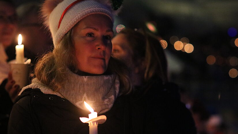 Besinnliche Weihnachten: Die Heilige Nacht naht und lässt uns das spüren, was wirklich zählt. Frau mit Kerze