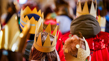 Sternsinger mit Pappkronen