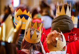 Sternsinger mit Pappkronen