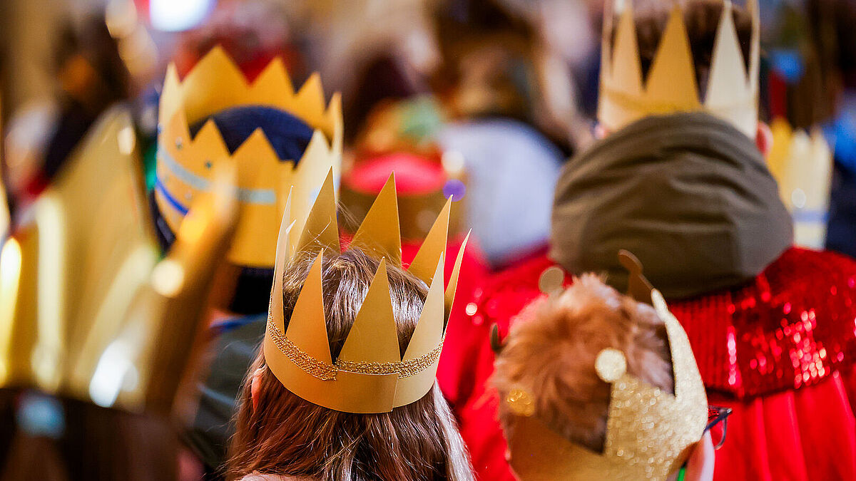 Die Sternsinger sind in vielen Orten unterwegs, um den Segen zu bringen. Gleichzeitig bitten sie um eine Spende für Bildungsprojekte. In diesem Jahr ziehen sie am 14. Januar in das EU-Parlament ein. 