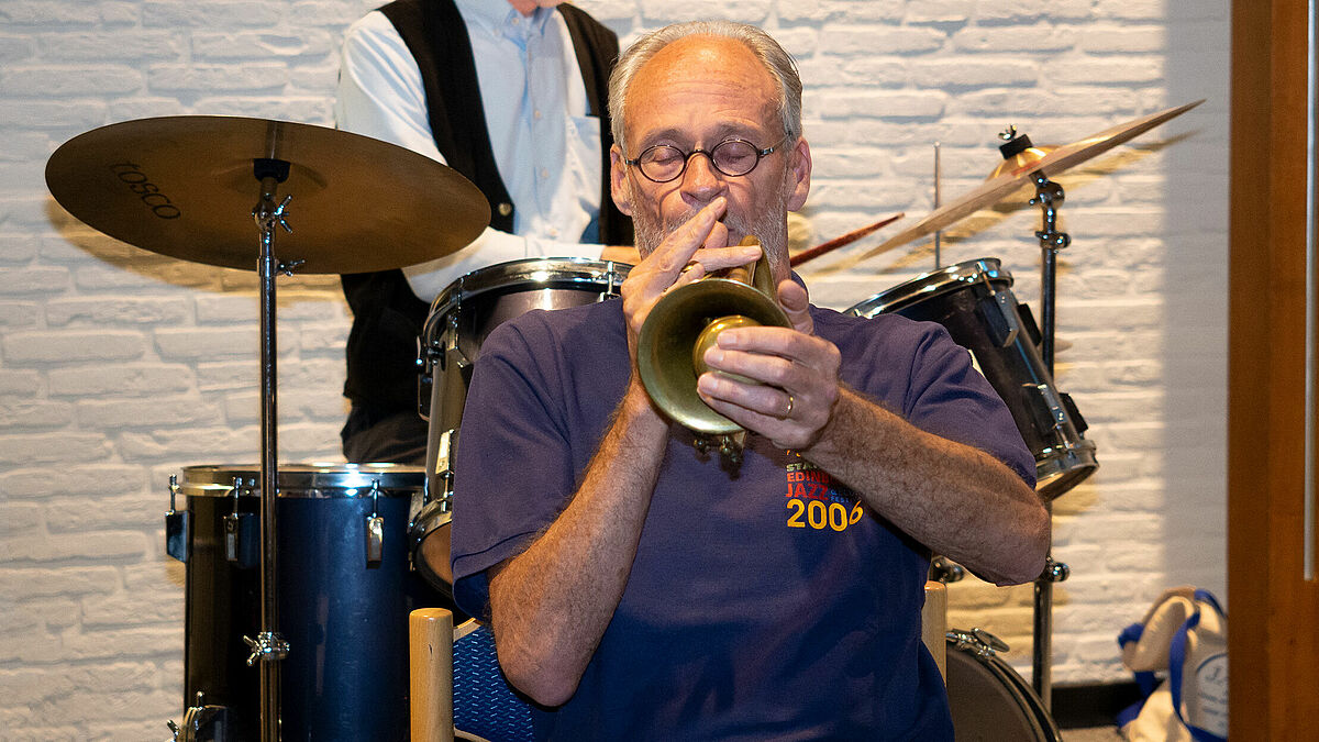 Gefälliger Jazz der "West Coast Stompers" begleitet einen Abend zu Martin Luther King bei den Baptisten.