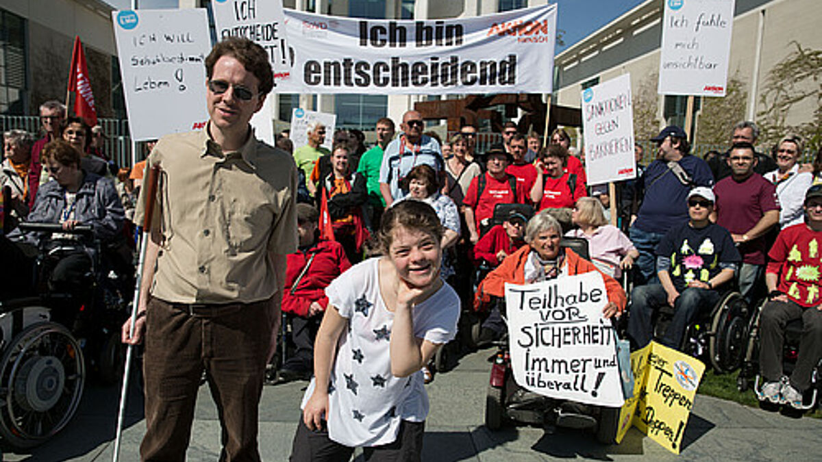 Menschen mit Behinderung demonstrieren in Berlin für barrierefreies Wählen und für mehr politische Teilhabe. (Archiv, Mai 2013).