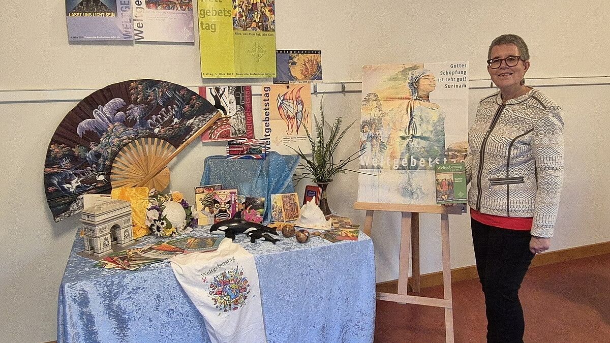 Eine Reise durch die vergangenen Jahre: Sylvia Schacky mit Plakaten, Postern und Deko der Weltgebetstagsländer. Foto: privat