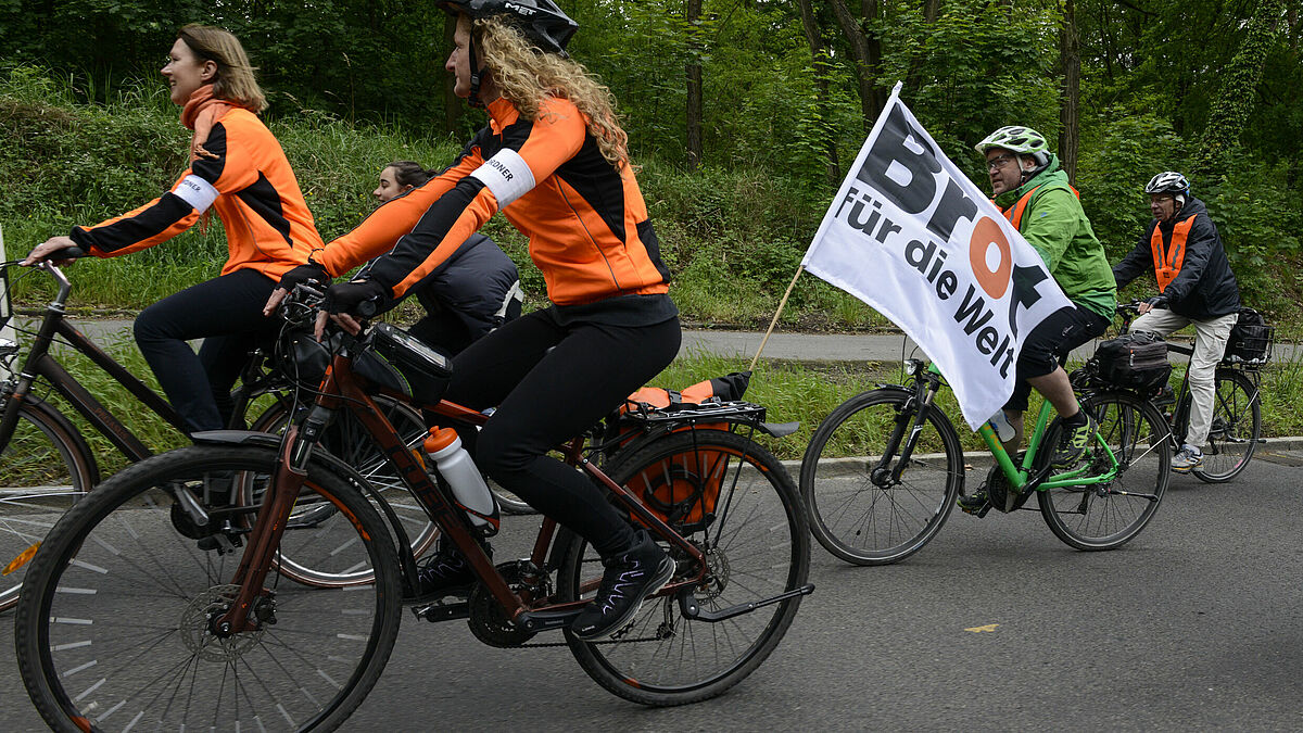 Per Fahrrad zum Kirchentag: Radlerinnen und Radler treffen sich, um gemeinsam klimaneutral nach Dortmund zu fahren.