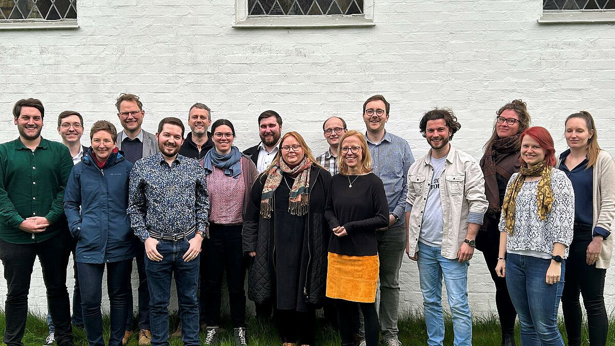 Zur Vorbereitung der Ordination haben sich alle zukünftigen Pastorinnen und Pastoren vorab mit Bischöfin Steen getroffen (Mitte, mit gelbem Rock). Es fehlt H. Husmann. 