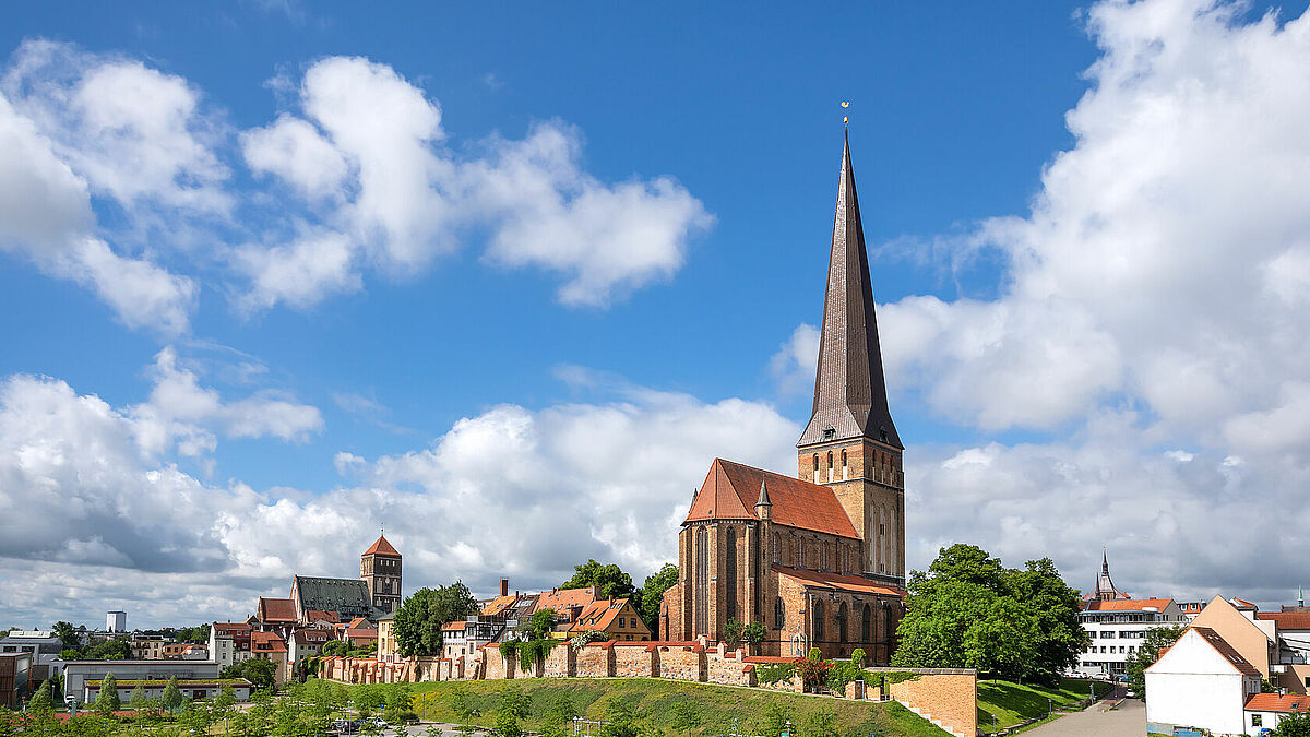 Die Petrikirche Rostock ist ein Ort, an dem sich sowohl junge Familien als auch Senioren und Geflüchtete treffen und austauschen. 