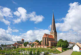 Die Petrikirche ist die älteste und mit ihren 117 Metern auch die höchste der ehemals vier Stadtkirchen Rostocks. Von einer Aussichtsplattform können Besucher den Blick über die Hansestadt genießen. 