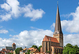 Die Petrikirche ist die älteste und mit ihren 117 Metern auch die höchste der ehemals vier Stadtkirchen Rostocks. Von einer Aussichtsplattform können Besucher den Blick über die Hansestadt genießen. 