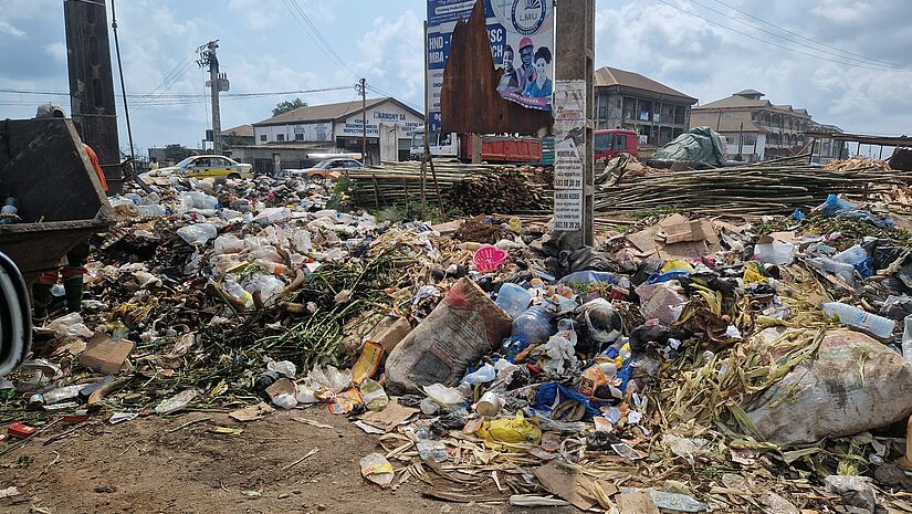 Müll und Abfall aus Plastik am Rand einer Straße in Kamerun