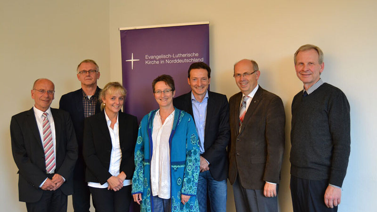 V.l.n.r.: Dr. Christoph Ehricht (Landeskirchenamt der Nordkirche, Kiel), Dr. Günter Wasserberg, Beate Maurischat, Karin Emersleben, Dr. Daniel Mourkojannis, Gothart Magaard (Bischofsvertreter im Sprengel Schleswig und Holstein) und Dr. Mitchell Grell