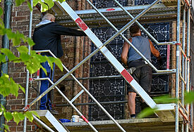 Mitarbeiter der Glaswerkstatt bauen das "Kunst-am-Bau"-Projekt ein: Ein neues Friedensfenster für den Dom