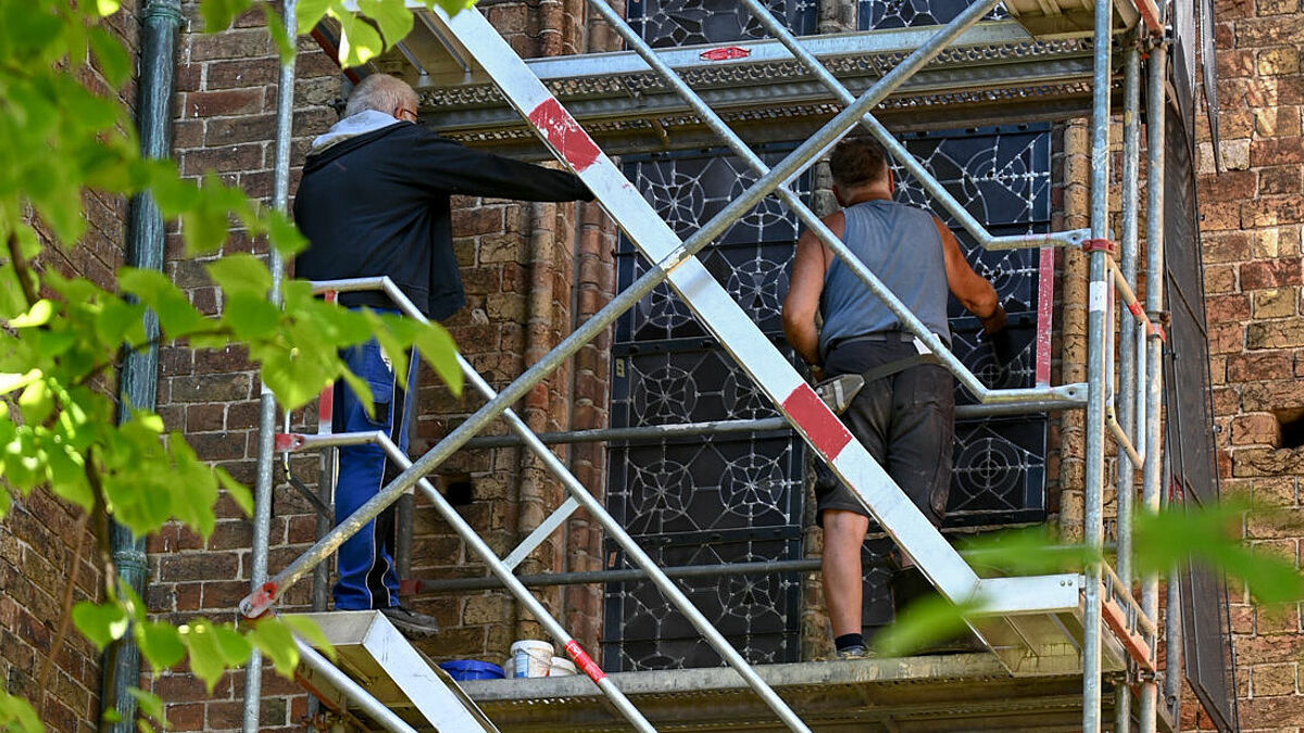 Mitarbeiter der Glaswerkstatt bauen das "Kunst-am-Bau"-Projekt ein: Ein neues Friedensfenster für den Dom