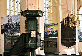Der Abschluss des Fotoprojekts "Totentanz" hängt in der Wolgaster St. Petri-Kirche