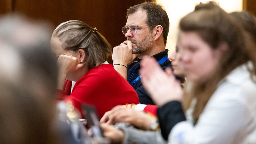 Konzentriertes Zuhören im Plenum an Tag 2 der Landessynode