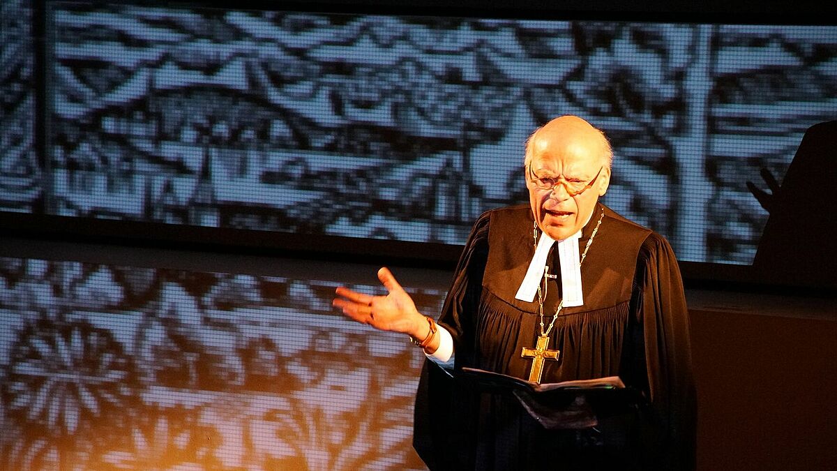 Landesbischof Gerhard Ulrich hält regelmäßig Theaterpredigten - hier zu Brechts "Leben des Galilei".
