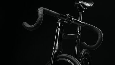 Fahrradlenker vor schwarzem Hintzergrund, Symbolbild