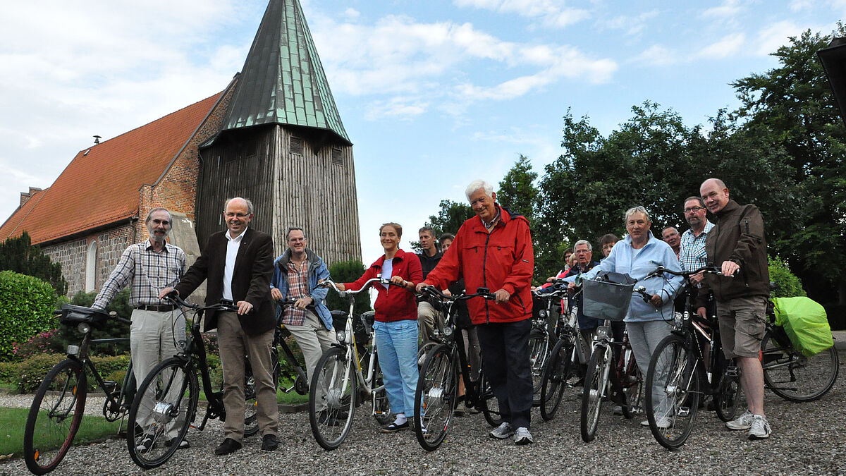 Sommertour des Bischofsbevollmächtigten im Sprengel Schleswig und Holstein, Gothart Magaard (2. v.l.): Fehmarn-Radtour mit Propst Dr. Oto-Uwe Kramer, Neustadt in Holstein (Mitte)