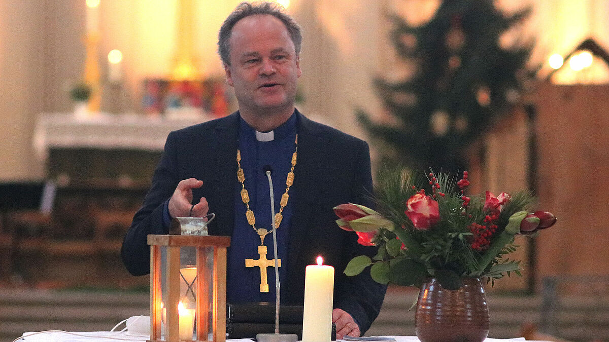 Tilman Jeremias bringt das Friedenslicht in den Greifswalder Dom. Dort leuchtet es seit dem 4. Advent als Zeichen der Hoffnung. 