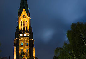 Der Turm des Schleswiger Doms erhielt bei der Sanierung eine neue Beleuchtung