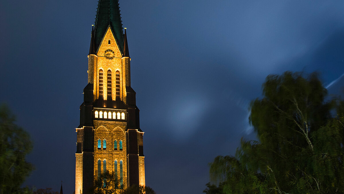 Der Turm des Schleswiger Doms erhielt bei der Sanierung eine neue Beleuchtung