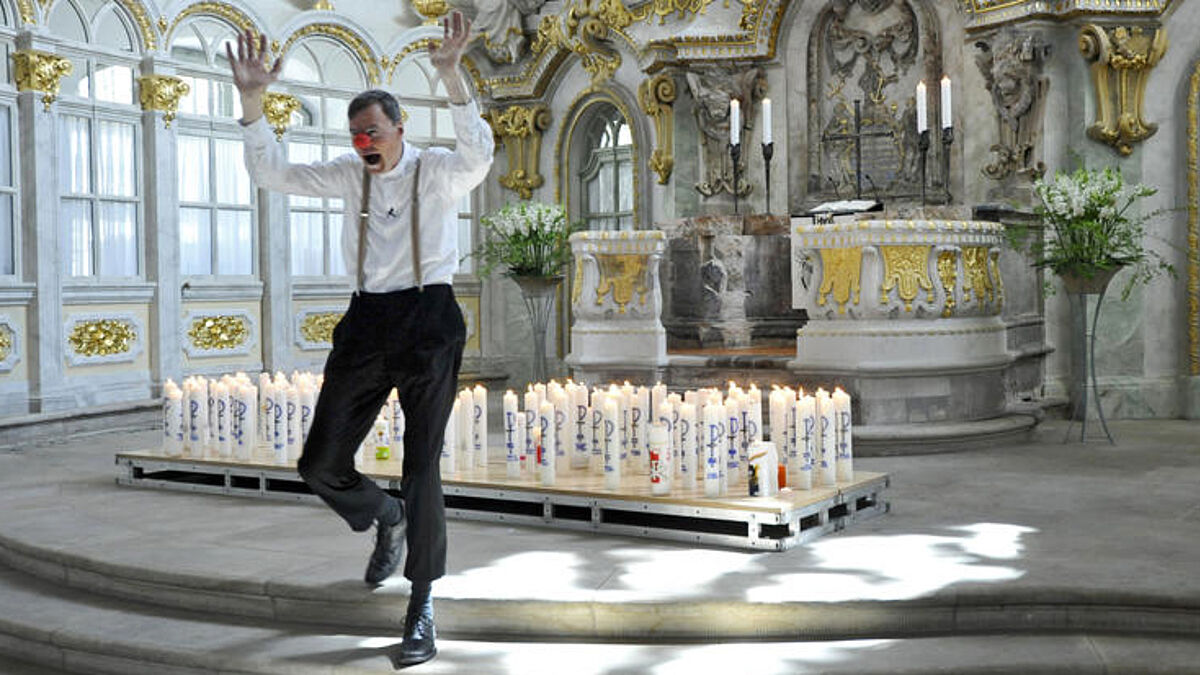 Als Kirchenclown Leo reist Steffen Schulz durch die Republik, hier bei einem Auftritt in der Frauenkirche Dresden