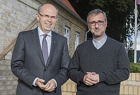 Begegnung von Bischof Gothart Magaard, Sprengel Schleswig und Holstein (links), und Erzbischof Dr. Stefan Heße, Erzbistum Hamburg, beim Treffen des ökumenischen Bischofsrats in Schleswig