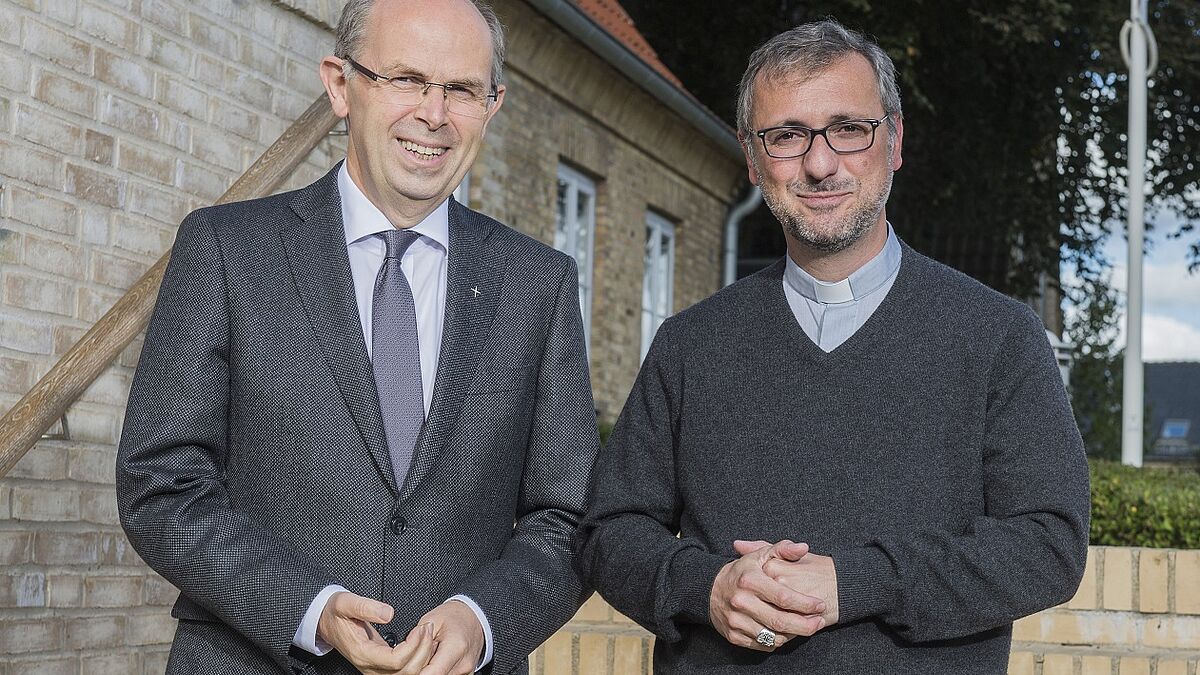 Begegnung von Bischof Gothart Magaard, Sprengel Schleswig und Holstein (links), und Erzbischof Dr. Stefan Heße, Erzbistum Hamburg, beim Treffen des ökumenischen Bischofsrats in Schleswig