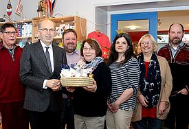 Sie trafen in der Seemannsmission zusammen (v.l.): Eberhard Henne, Bischof Gothart Magaard, Leon Meier, Ilka Henne, Anja Meier, Ursula Mazurek, Propst Dr. Andreas Crystall