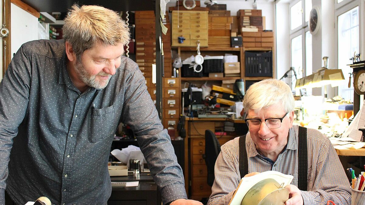 Hans-Joachim Dikow (rechts) und Herbert Weisrock, die gemeinsam drei Jahre lang einen Großteil der Kirchturmuhren Mecklenburgs erfasst haben, in Dikows Uhrmacher-Werkstatt.