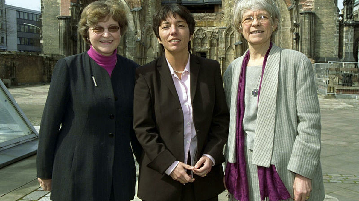 Haben in der Kirche Karriere gemacht: Die ehemaligen Bischöfinnen Bärbel Wartenberg-Potter (Lübeck), Margot Käßmann (Hannover) und Maria Jepsen (Hamburg, Foto v.l.n.r.) 2001 bei einem Treffen in Hamburg