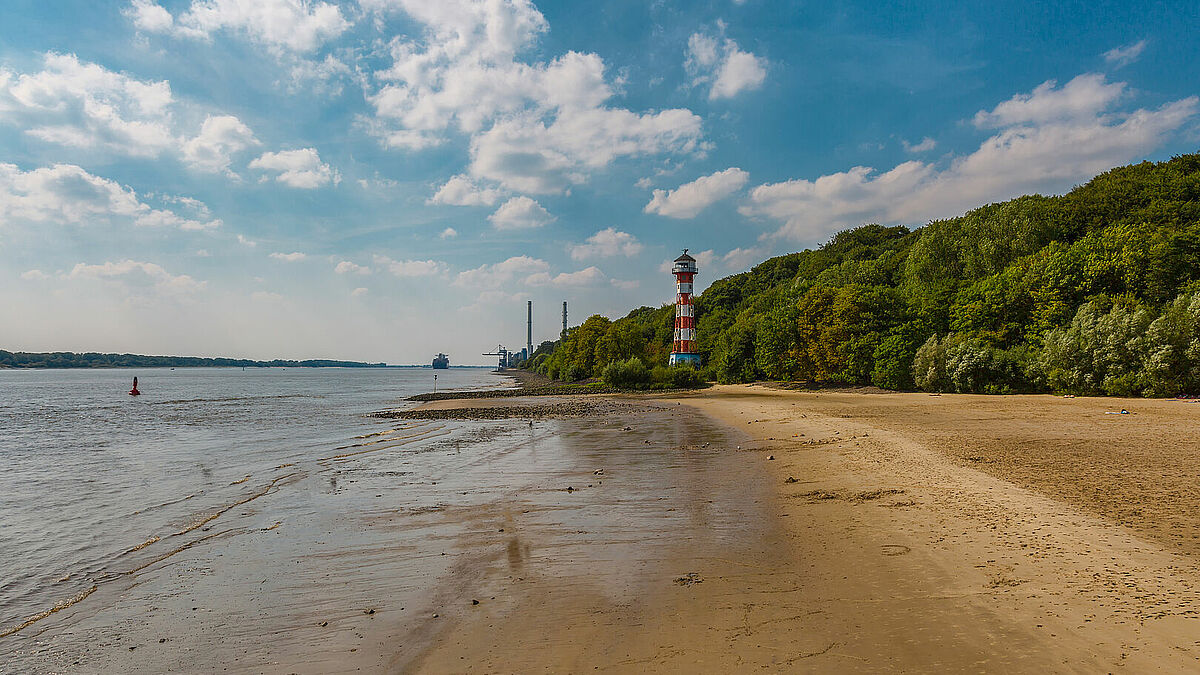 Am Elbstrand in Rissen tauft das Team von St. Moment am Wochenende 15 Menschen. Das Wetter soll bestens werden, für Live-Musik ist ebenso gesorgt. 