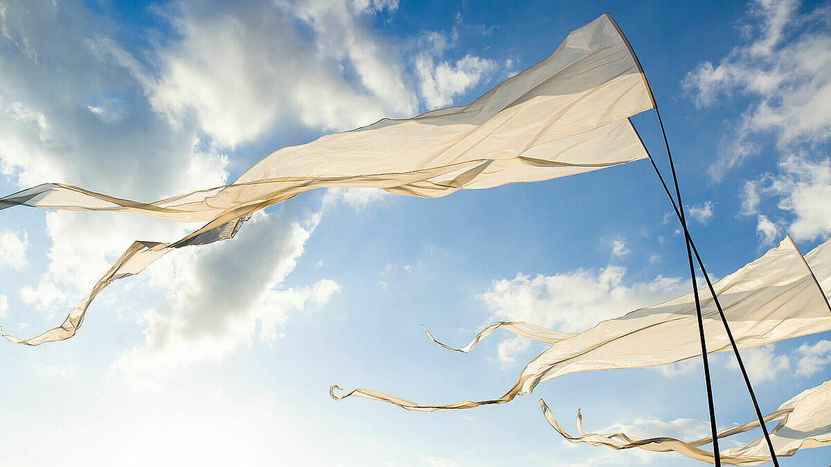 Weiße Flaggen als Symbol für den Frieden