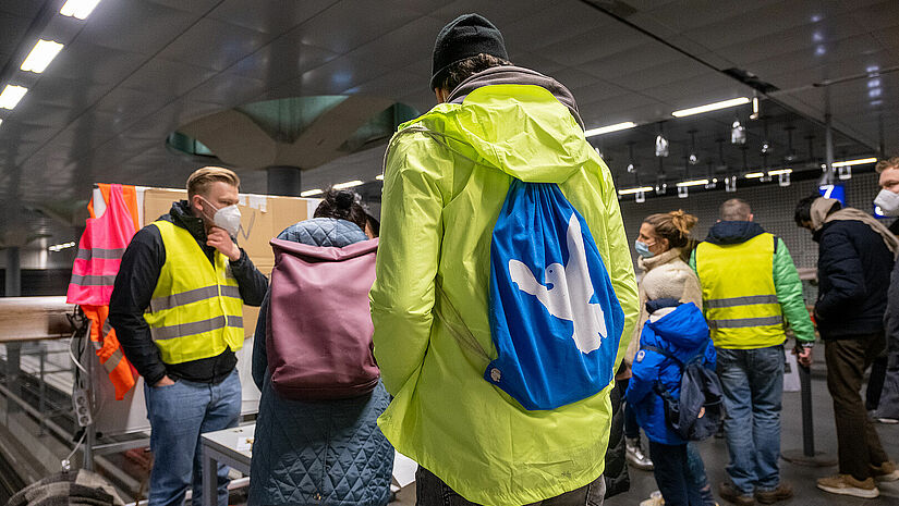 Mit Zügen, unter anderem aus Warschau und Frankfurt an der Oder, kommen aus der Ukraine geflüchtete Menschen seit einigen Tagen am Berliner Hauptbahnhof an. Mit Zügen, unter anderem aus Warschau und Frankfurt an der Oder, kommen aus der Ukraine geflüchtete Menschen seit einigen Tagen am Berliner Hauptbahnhof an.